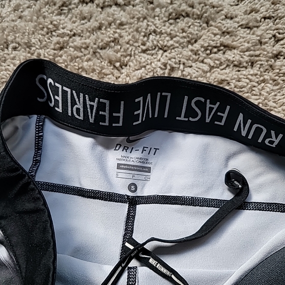 Nile dry-fit Cropped Leggings Size small - Picture 3 of 4